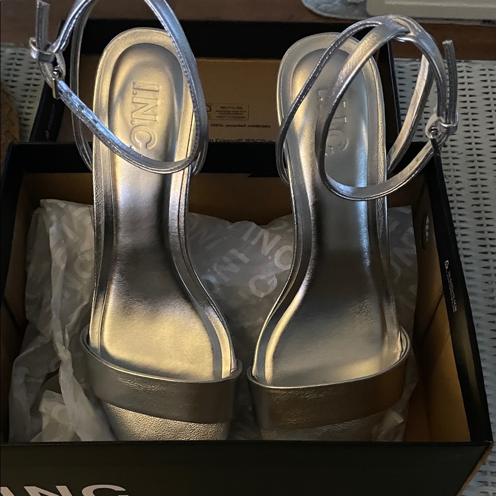 INC. LOW HEEL STRAPY SANDALS WITH AROUND THE ANKLE STRAPS.